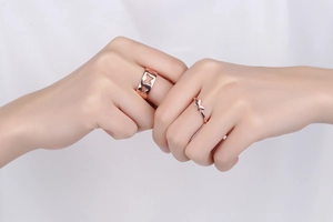 Gros plan de bagues papillon en or rose pour couples, style élégant et romantique