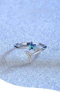 Detail des Stern-Fischschwanz-Rings mit blauem Kristallstern und Zirkonia-Fischschwanz