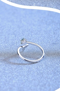 Detail eines versilberten Fischschwanz-Rings mit hellblauem Sternenkristall und Pavé
