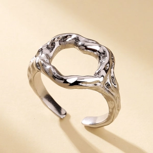 Bague ouverte irrégulière argentée avec texture lave et design ajustable minimaliste