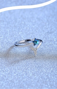 Detail eines silbernen Fischschwanz-Rings mit blauem Sternstein und Zirkonia-Inlay