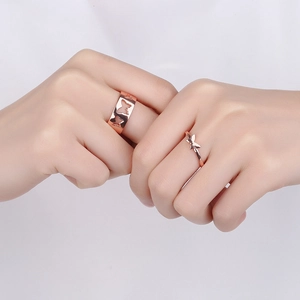 Bagues de couple mode en or rose avec design papillon évidé et finition polie