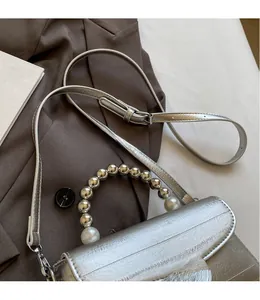 Sac bandoulière argenté avec poignée en perles et détail de boucle ronde en métal