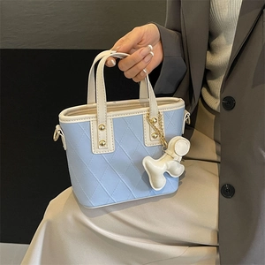 Sac Seau Matelassé Cuir PU Couleur Contrastée Sac À Main Avec Breloque Chiot Mignon Sac Bandoulière Pour Femme Mode