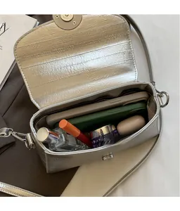 Vue intérieure du sac argenté montrant l'espace de rangement pour téléphone
