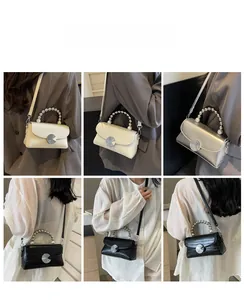Détails de la texture crocodile et de la poignée en perles métalliques sur les sacs