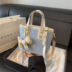 Sac bandoulière bleu ciel matelassé avec bordure blanche et charm de chien en coffret