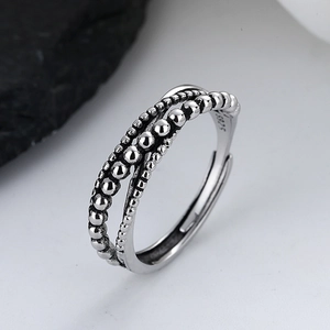 Détail de la bague multicouche en argent S925 avec perles et texture style vintage punk