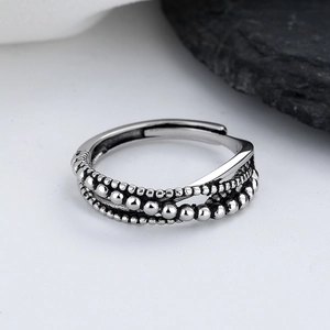 Détail macro de la bague multicouche argentée au design perlé et fini rétro oxydé