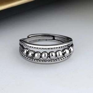 Gros plan sur bague bouclier S925 en argent avec billes mobiles et anneau ajustable