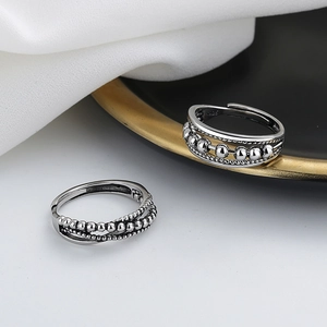 Vue macro détaillée de la bague perlée vintage en argent S925 montrant le poinçon métal