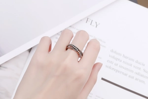 Détail d'une bague en argent vintage avec perles portée au doigt au style minimaliste