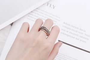 Détail d'une bague perlée en argent sur le doigt d'un mannequin au design bohémien