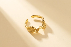 Detailed macro view of gold-plated 925 silver ring featuring a unique lava texture