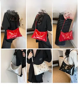 Vues détaillées des sacs fourre-tout en cuir verni brillant avec papillons métalliques
