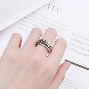 Anello in argento retrò con perline mobili mostrato sulla mano con stile