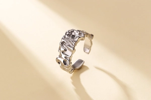 Détail de la bague argentée texture lave avec design irrégulier en métal froissé