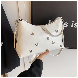 Détail du sac cabas blanc avec papillons argentés et cuir plissé de texture souple