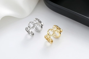 Nahaufnahme verstellbarer Smiley-Hohlringe in Silber- und Goldoptik mit Glanz