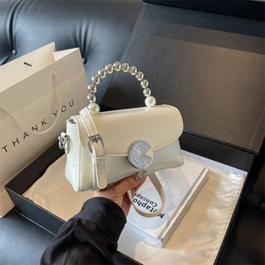Sac à main blanc en cuir avec poignée en perles et boucles en métal argenté chic