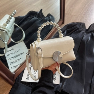 Petit sac blanc crème à la mode avec poignée en perles et fermoir rotatif argenté