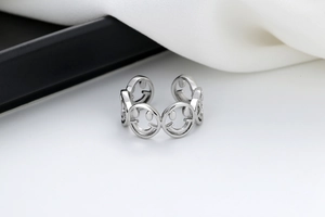 Detailansicht des silbernen Smileys-Rings mit verstellbarem, offenem Ringband