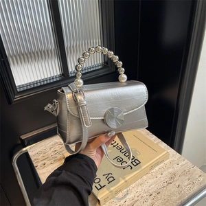 Sac bandoulière argenté métallisé avec poignée perlée et texture gaufrée pour femme
