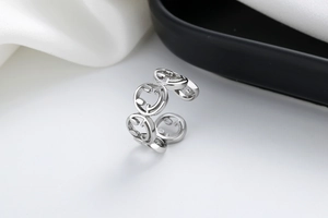 Details des silbernen verstellbaren Rings mit durchgehendem hohlem Smiley-Muster