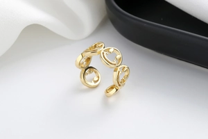 Detailansicht goldener offener Ring mit mehreren Smiley-Gesicht-Mustern