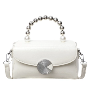 Sac à main en cuir ivoire avec poignée en perles et boucle argentée sur fond blanc
