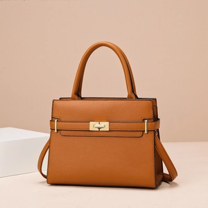 Sac à main classique en cuir marron style Kelly avec boucle dorée et bandoulière amovible
