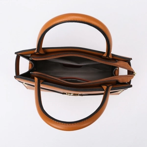 Sac à main en cuir marron avec intérieur spacieux, doublure grise et deux poignées rondes