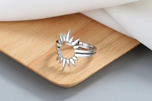 Macro di anello cuore argento stile punk moderno su superficie in legno naturale