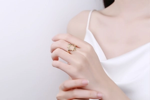 Anello a sole dorato indossato al dito con estetica geometrica e stile minimalista chic