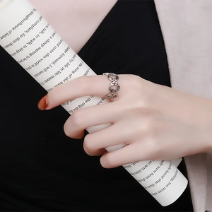 Moderner silberner Ring mit ineinandergreifendem geometrischem Design am Finger