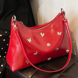 Sac cabas chic en cuir verni rouge avec breloques papillon argentées pour un style quotidien