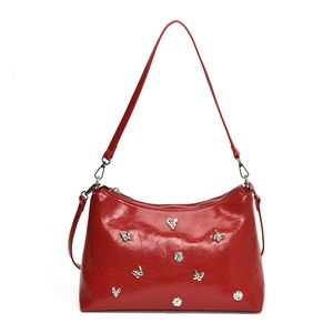 Sac fourre-tout en cuir verni rouge avec breloques papillon et fines bandoulières