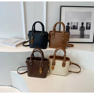 Mini sacs seaux en cuir PU en quatre couleurs avec pendentifs ours dorés tendance