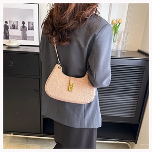 Sac hobo rose nude à gaufrage crocodile avec fermoir doré porté à l'épaule pour femme