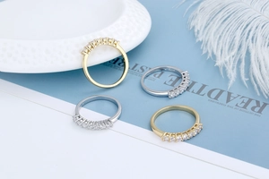 Dettaglio macro del marchio S925 su anelli eternity sovrapponibili in oro e argento