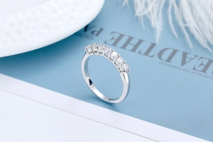 Dettaglio anello in argento S925 con sette zirconi a taglio tondo incastonati