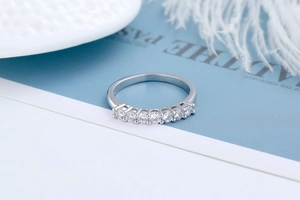 Dettaglio dell'anello in argento s925 con sette pietre di zircone a taglio tondo