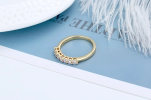 Macro di anello in argento S925 placcato oro 18K con sette zirconi cubici incastonati a griffe