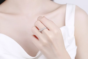 Primo piano di un elegante anello in argento s925 con pietre brillanti sulla mano