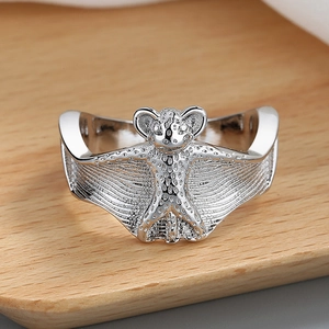 Bague chauve-souris gothique punk argentée avec relief détaillé sur bois