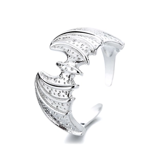 Bague ouverte gothique ailes de chauve-souris en argent avec détails ciselés