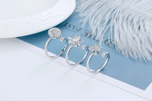 Dreiteiliges verstellbares Silberring-Set mit Sonnenblumen-, Stern- und Zirkonia-Details