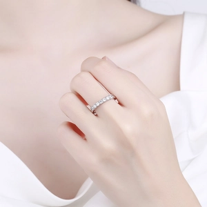 Elegante anello in argento S925 con pietre a taglio brillante indossato da una modella