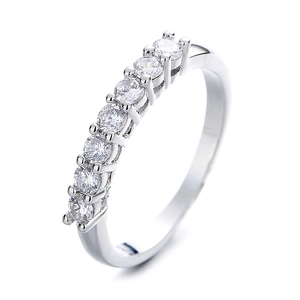 Elegante anello placcato argento s925 con sette scintillanti pietre di zirconi