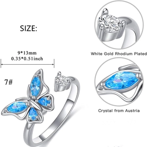 Détail macro de la bague papillon bleu rotative avec cristaux autrichiens en argent